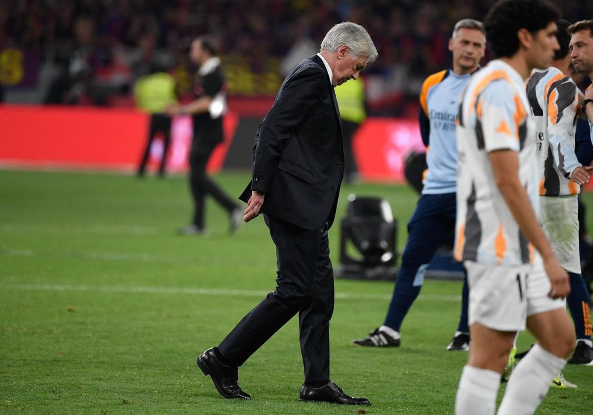Carlo Ancelotti, cabizbajo, al término de la final.