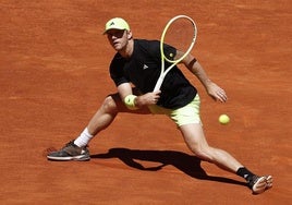 El tenista español Alejandro Davidovich contra el alemán Alexander Zverev en el partido del Masters 1.000 de Madrid este domingo en la Caja Mágica.