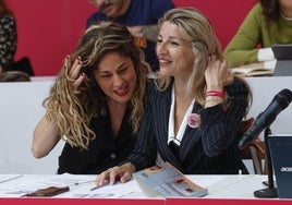 Lara Hernández y Yolanda Díaz, durante la reunión de Sumar de este domingo.