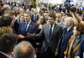 Feijóo y Mazón en su última imagen juntos hace tres meses en Fitur cuando el líder del PP visitó el stand de la Comunidad Valenciana.