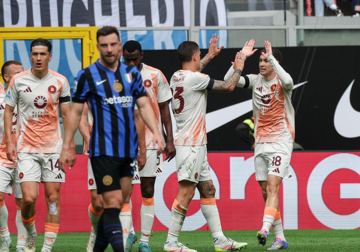 Jugadores de la Roma celebrando su gol contra el Inter.