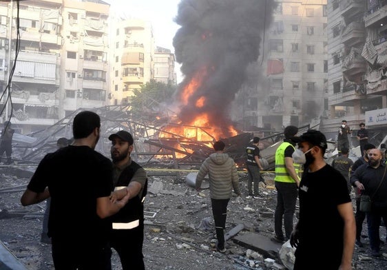 Una bola de humo y fuego tras el bombardeo israelí en el barrio de Haddarh, en el sur de la capital libanesa.