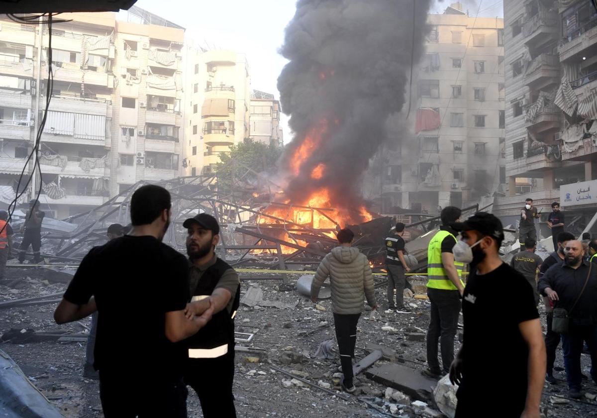 Una bola de humo y fuego tras el bombardeo israelí en el barrio de Haddarh, en el sur de la capital libanesa.