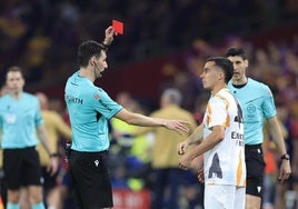 De Burgos Bengoetxea muestra la tarjeta roja a Lucas Vázquez durante la final de Copa.