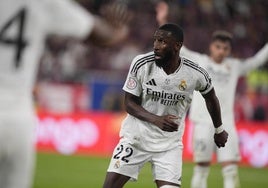 Rüdiger pide perdón tras perder la cabeza con De Burgos al lanzarle hielo desde el banquillo