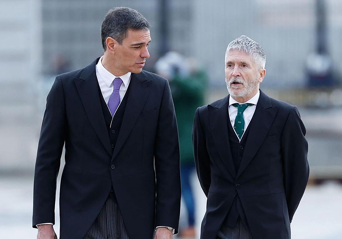 El presidente del Gobierno, Pedro Sánchez, junto al ministro del Interior, Fernando Grande-Markaska (derecha), en un acto oficial.