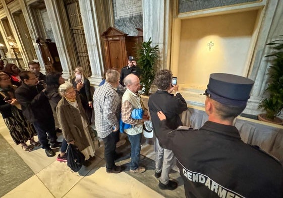 Varias personas visitan la tumba del Papa Francisco.