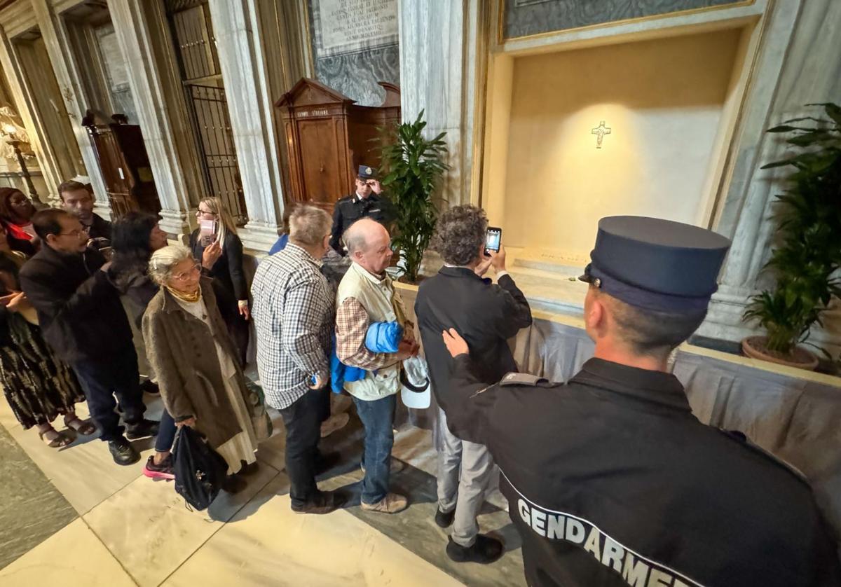 Miles de personas visitan la tumba del Papa Francisco