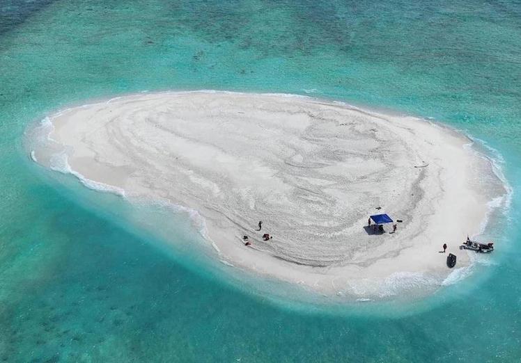 Teixian, o Cayo Sandy, es un minúsculo bancal de arena en el archipiélago de Spratly.