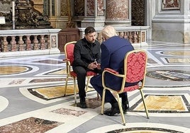 Trump y Zelenski charlaron en el Vaticano.