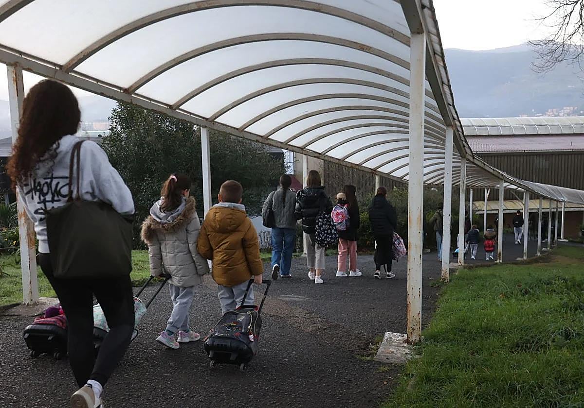Alumnos entrando en el colegio Jesús María