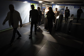 Usuarios del Metro de Madrid abandonan una de las estaciones del suburbano tras registrarse un apagón a nivel peninsular