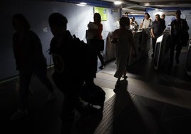 Imagen del metro de Madrid a oscuras este lunes