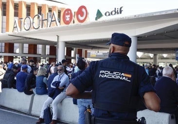 Trenes paralizados, caos en las carreteras, cancelaciones de vuelos y desalojos en el metro por el apagón