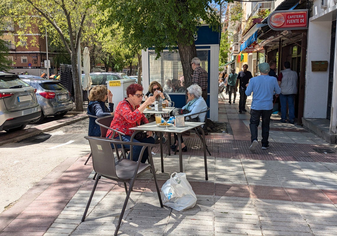 Ni un café en las mesas de este bar de barrio en las que los parroquianos apuran las últimas cervezas frescas.