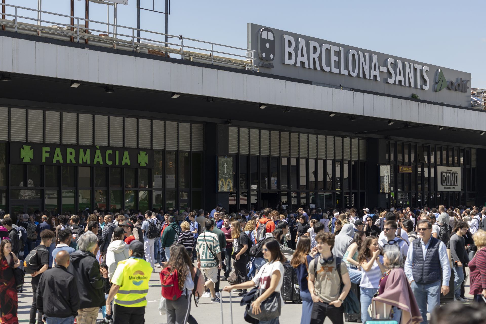 Centenares de personas ante la estación de tren de Barcelona después de que se haya suspendido el tráfico ferroviario