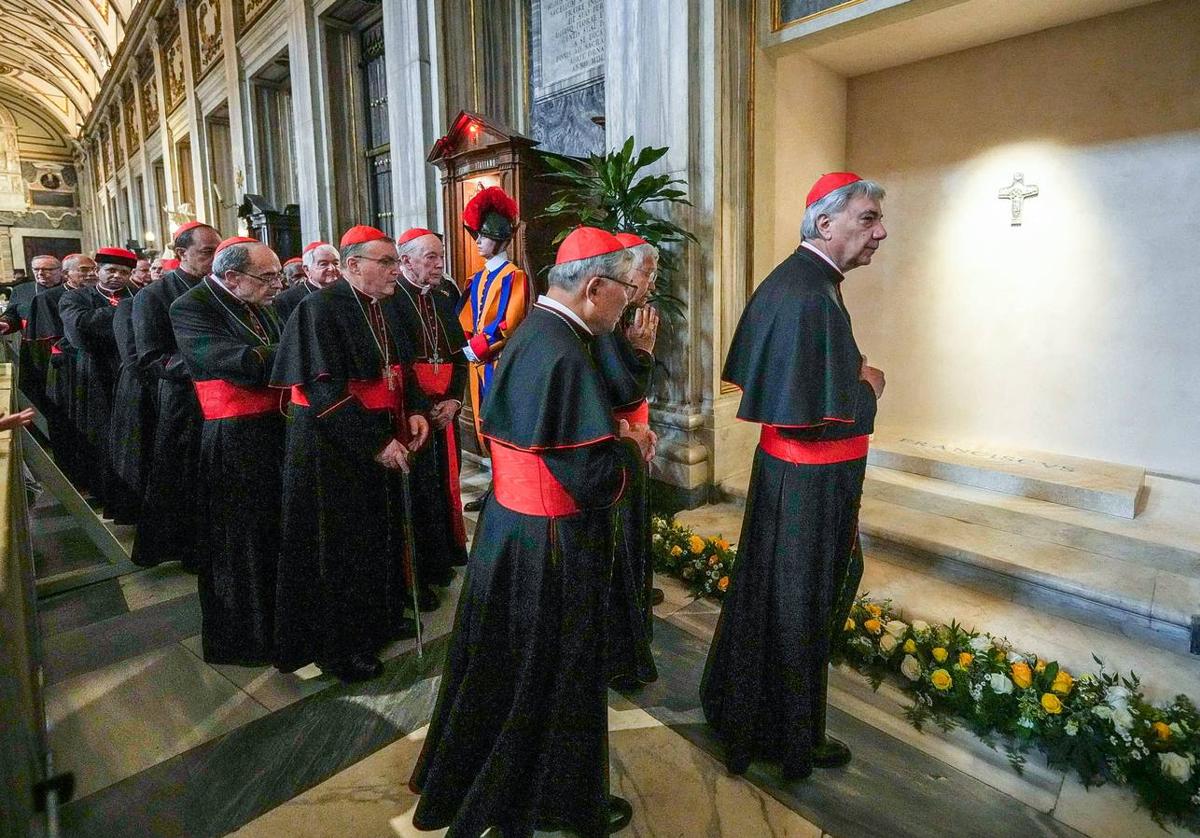 Un buen número de cardenales acudieron ayer a rezar delante de la tumba de Francisco en la basílica de Santa María la Mayor.