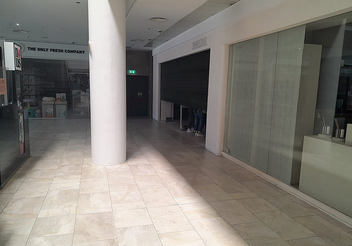 Tiendas cerradas en el centro comercial Arturo Soria Plaza de Madrid por el apagón.