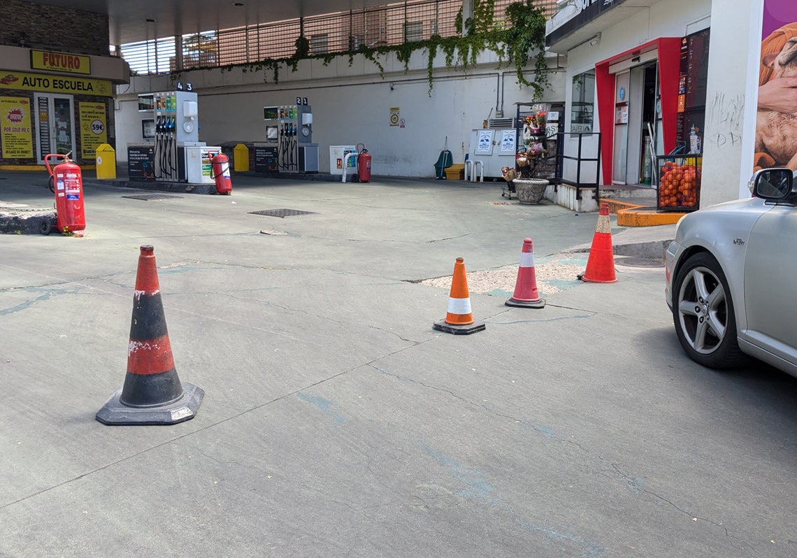 Una gasolinera impide el acceso de los vehículos mediante unos conos.
