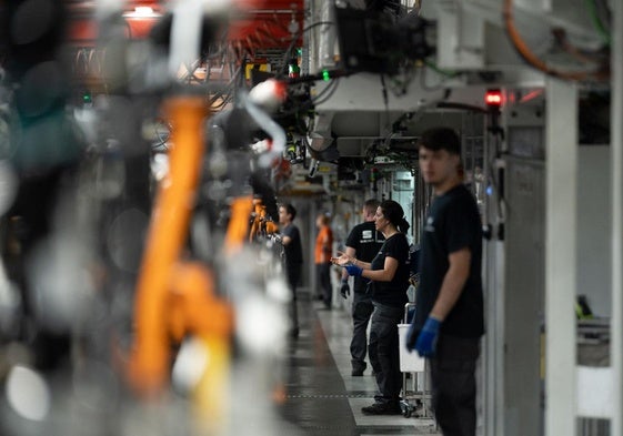 Empleados trabajan en la cadena producción de la fábrica de Seat en Martorell (Barcelona)