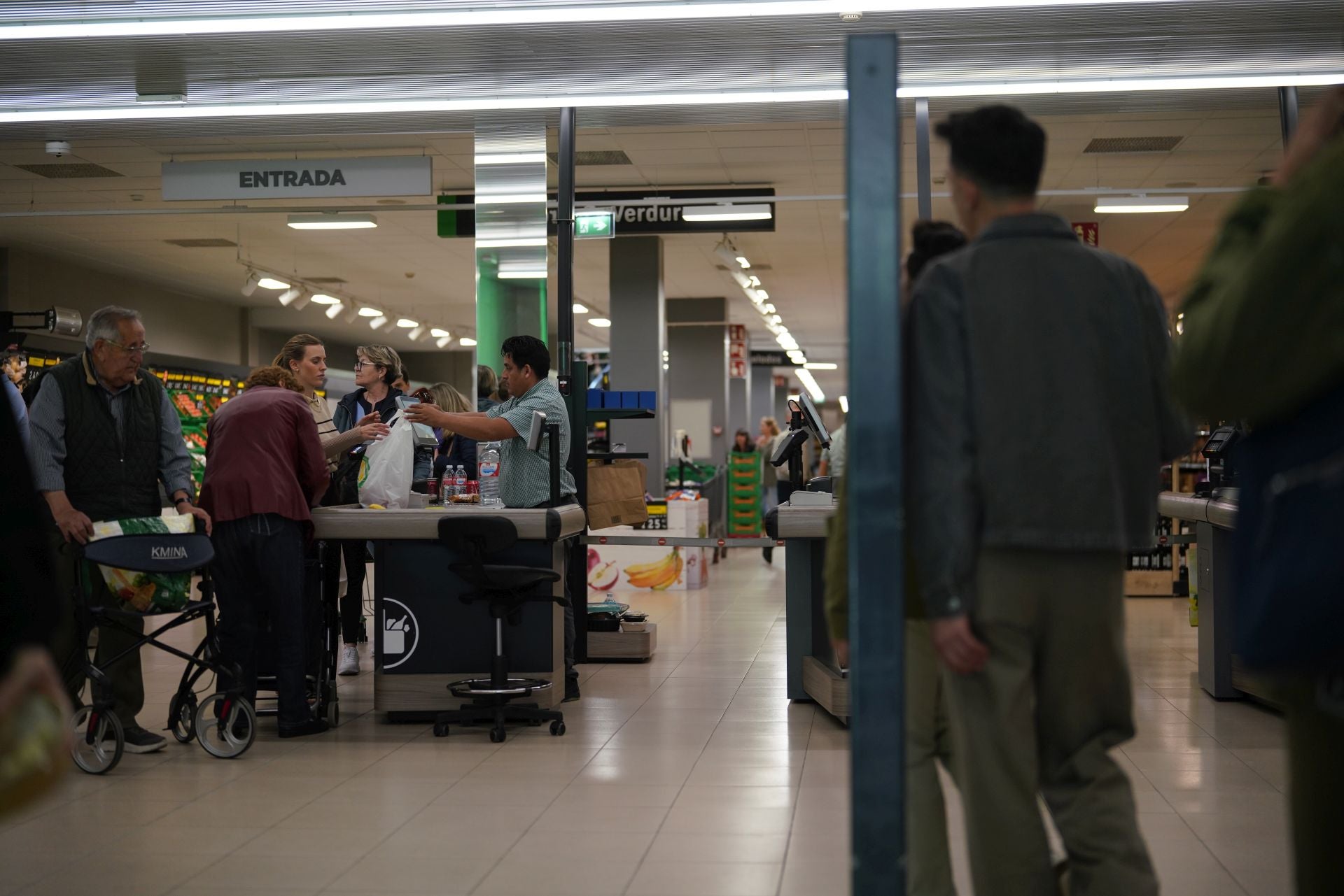 La electricidad también se ha ido en los supermercados, donde muchos alimentos se encuentran en neveras
