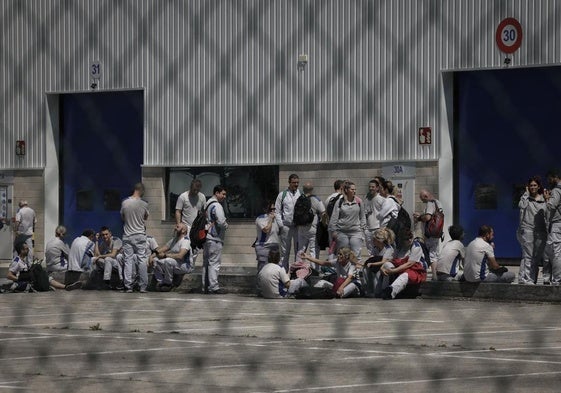 Trabajadores de la planta de Volkswagen Navarra han tenido que parar su producción.