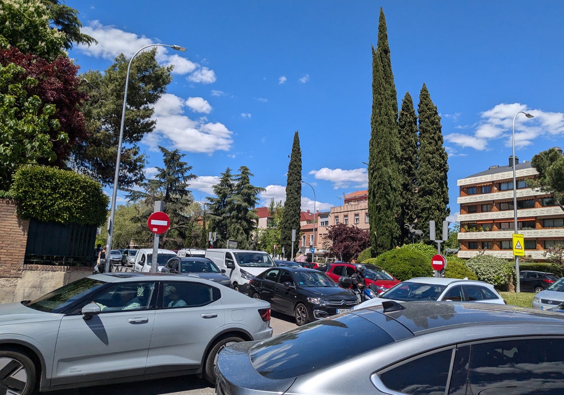 Los vehículos circulan por las calles sin semáforos.