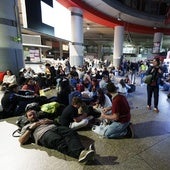 Varios pasajeros permanecieron en el suelo de la estación de Atocha durante horas.