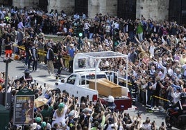 Cientos de personas durante el cortejo fúnebre del Papa, a 26 de abril de 2025, en Roma (Italia).