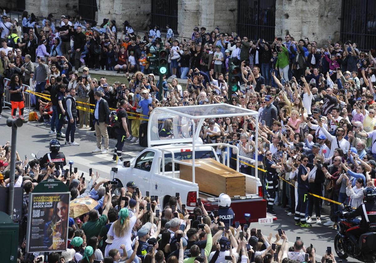 Cientos de personas durante el cortejo fúnebre del Papa, a 26 de abril de 2025, en Roma (Italia).