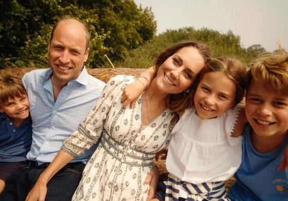 Los príncipes de Gales con sus hijos.