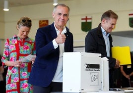 Mark Carney tras votar en Ottawa.