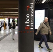 Pasajeros en una estación intermodal de Bilbao.