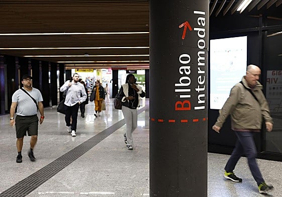Pasajeros en una estación intermodal de Bilbao.