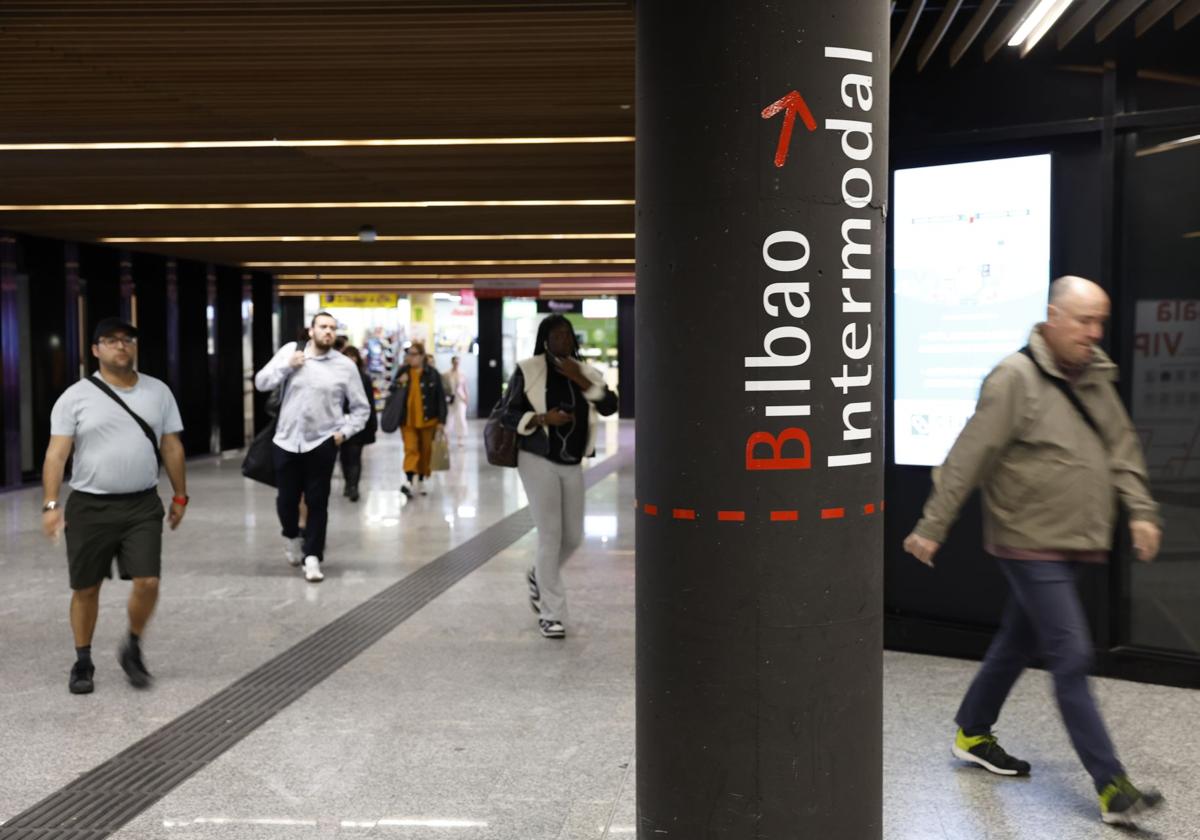 Renfe reanuda los Rodalies en Cataluña, el AVE se recupera, los metros reabren y los aeropuertos están operativos