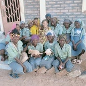 Áurea, en el centro junto a jóvenes de Koumbra, la ciudad de Chad donde trabaja como misionera.