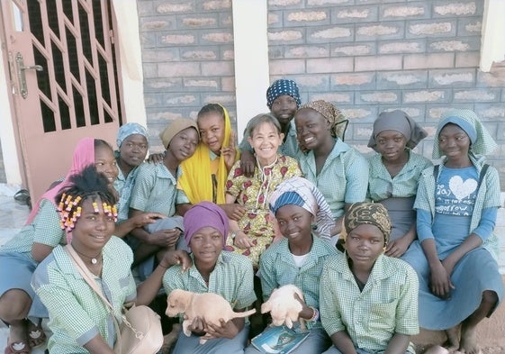 Áurea, en el centro junto a jóvenes de Koumbra, la ciudad de Chad donde trabaja como misionera.