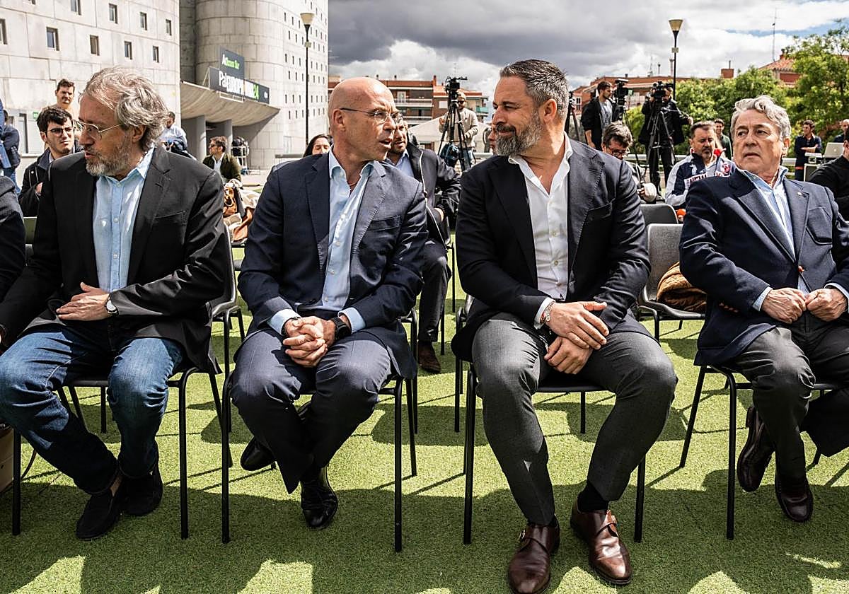 Santiago Abascal, líder de Vox, junto a otros miembros de su partido