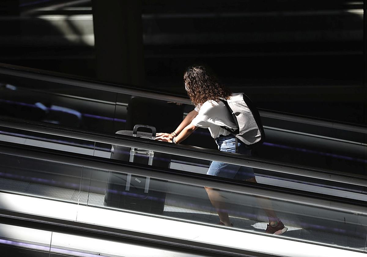 Una pasajera en un aeropuerto.
