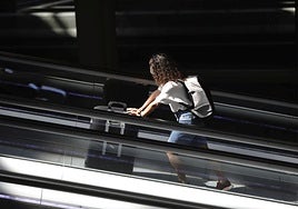 Una pasajera en un aeropuerto.