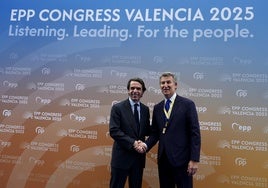 Feijóo saluda a Aznar a su llegada este miércoles a Valencia.