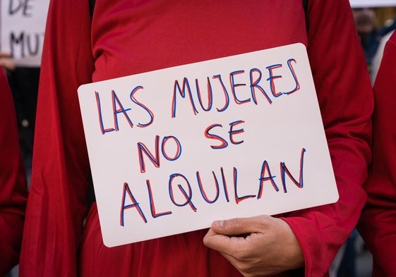 Imagen de una protesta contra la gestación subrogada.