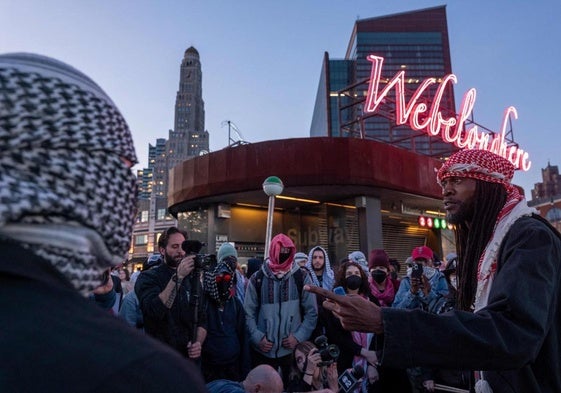 Manifestantes propalestinos en Brooklyn, donde el ministro israelí Ben Gvir visitó una sinagoga.