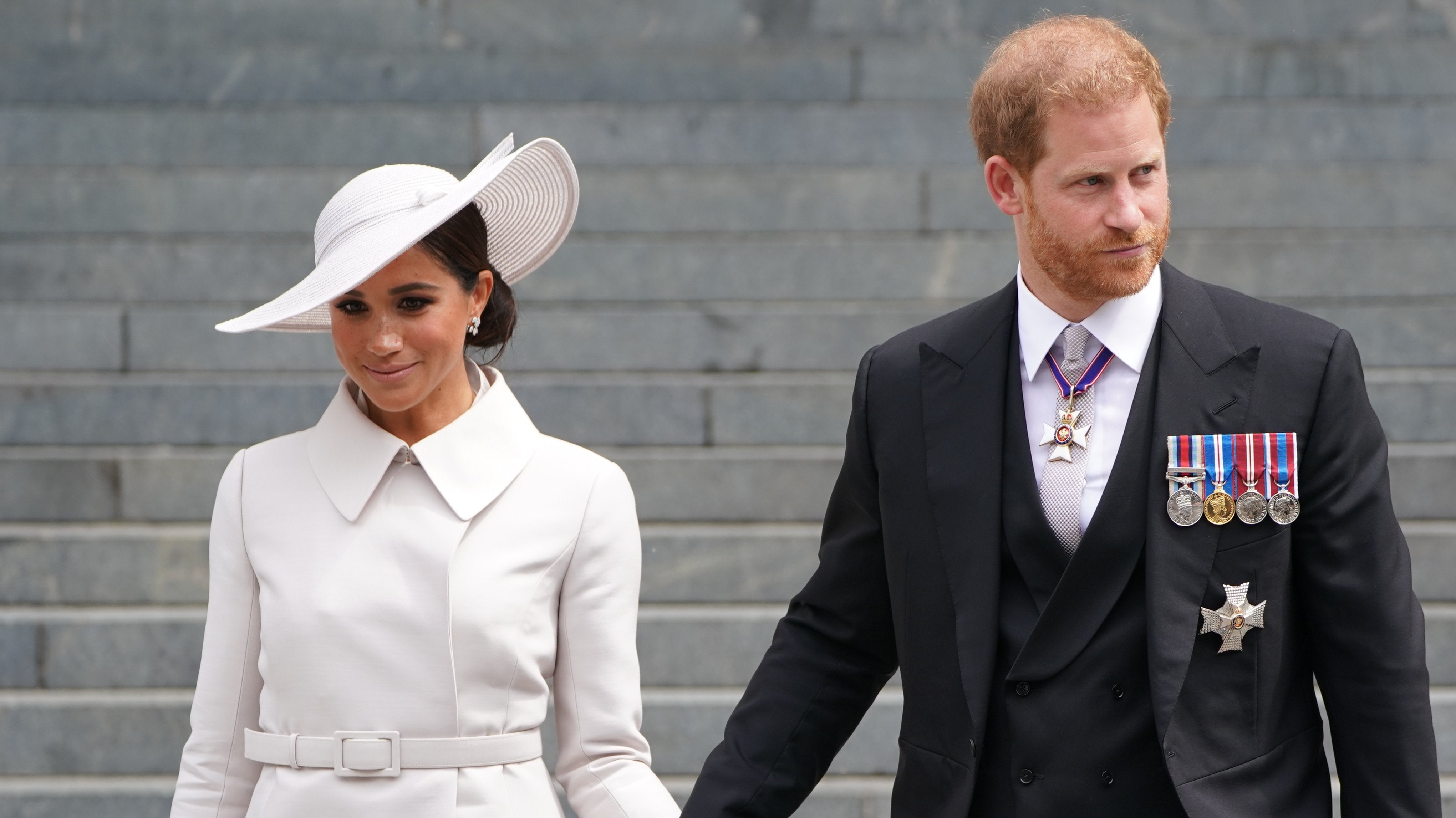 Meghan y Harry, pillados traicionando a Carlos III, tienen que pedir perdón por usar el tratamiento de Alteza Real sin permiso