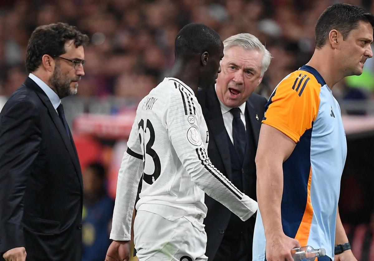 Carlo Ancelotti speaks with Ferland Mendy after the Frenchman was injured in the Copa del Rey final.
