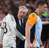 Carlo Ancelotti habla con Ferland Mendy después de que el francés cayese lesionado en la final de Copa.