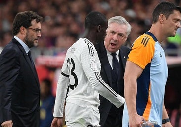 Carlo Ancelotti habla con Ferland Mendy después de que el francés cayese lesionado en la final de Copa.