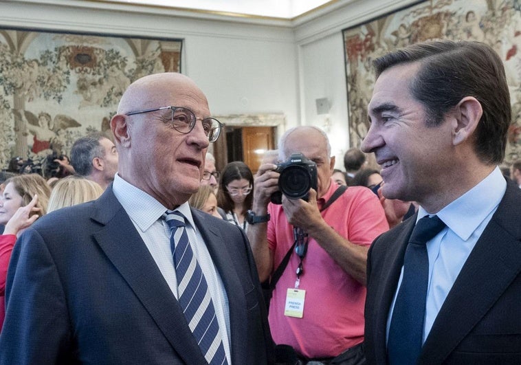 El presidente del Sabadell, Josep Oliu, y el de BBVA, Carlos Torres, en un encuentro empresarial