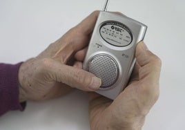 Unas manos sosteniendo un transistor.