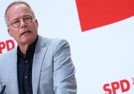 El secretario general del SPD, Matthias Miersch, anuncia el resultado de la votación sobre la coalición de gobierno en Alemania.